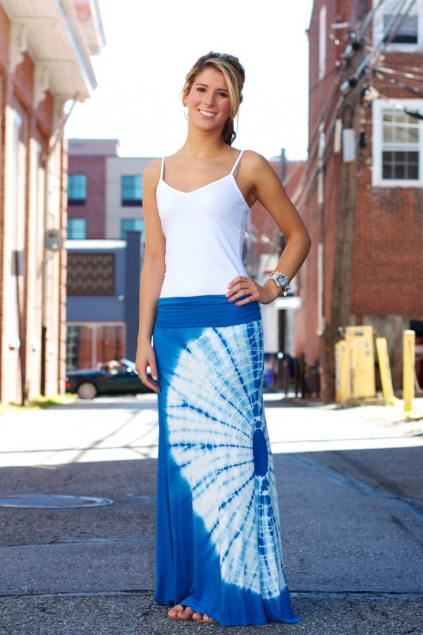 tying a maxi skirt